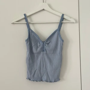 Blått linne - Blått linne med fina detaljer