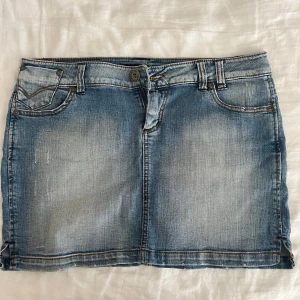 Vintage jeanskjol  - Snygg jeanskjol från Only!! Säljer pga inte passar 💕 Midjemått; 42.5 cm (tvärs över) & längd; 35 cm 