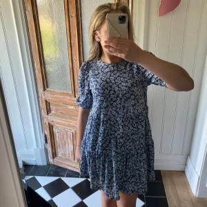 Volang klänning  - blommig volangklänning från Only, använd ett fåtal gånger och är i jättebra skick💕