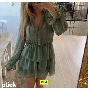 Zara klänning  - Zara klänning som köptes förra sommaren, jättebra skick. Passar m/s, lånade bilder😍