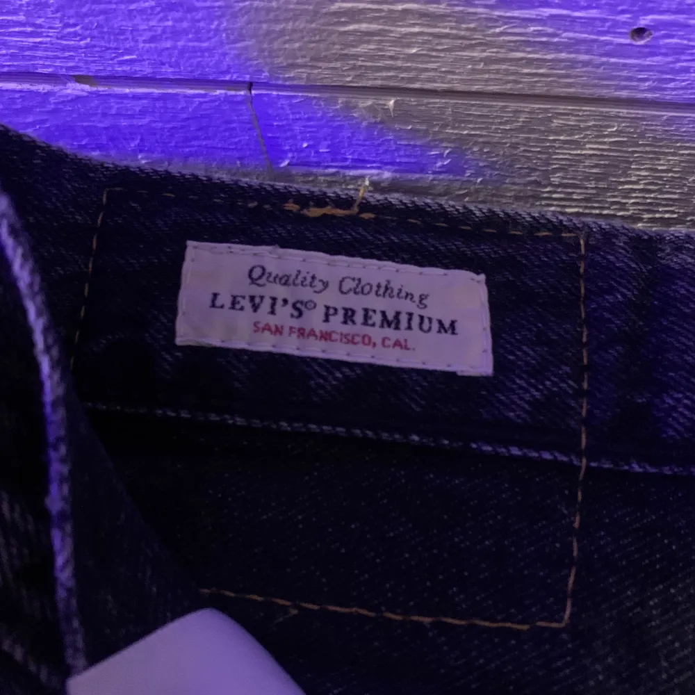 Levis 501 som använts i ungefär en månad  Färgen är grå/svart. Jeans & Byxor.