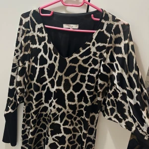 Klänning - Storleken är 42 men kan även passa 38