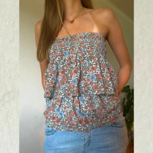 Blommig kjol - Blommig kjol från srnhlt. Kjolen är i storlek 170 och passar mig som brukar ha storlek S/M. Den  fungerar både som kjol och topp. Kjolen är använd ett fåtal gånger och har inga defekter🌸🤍