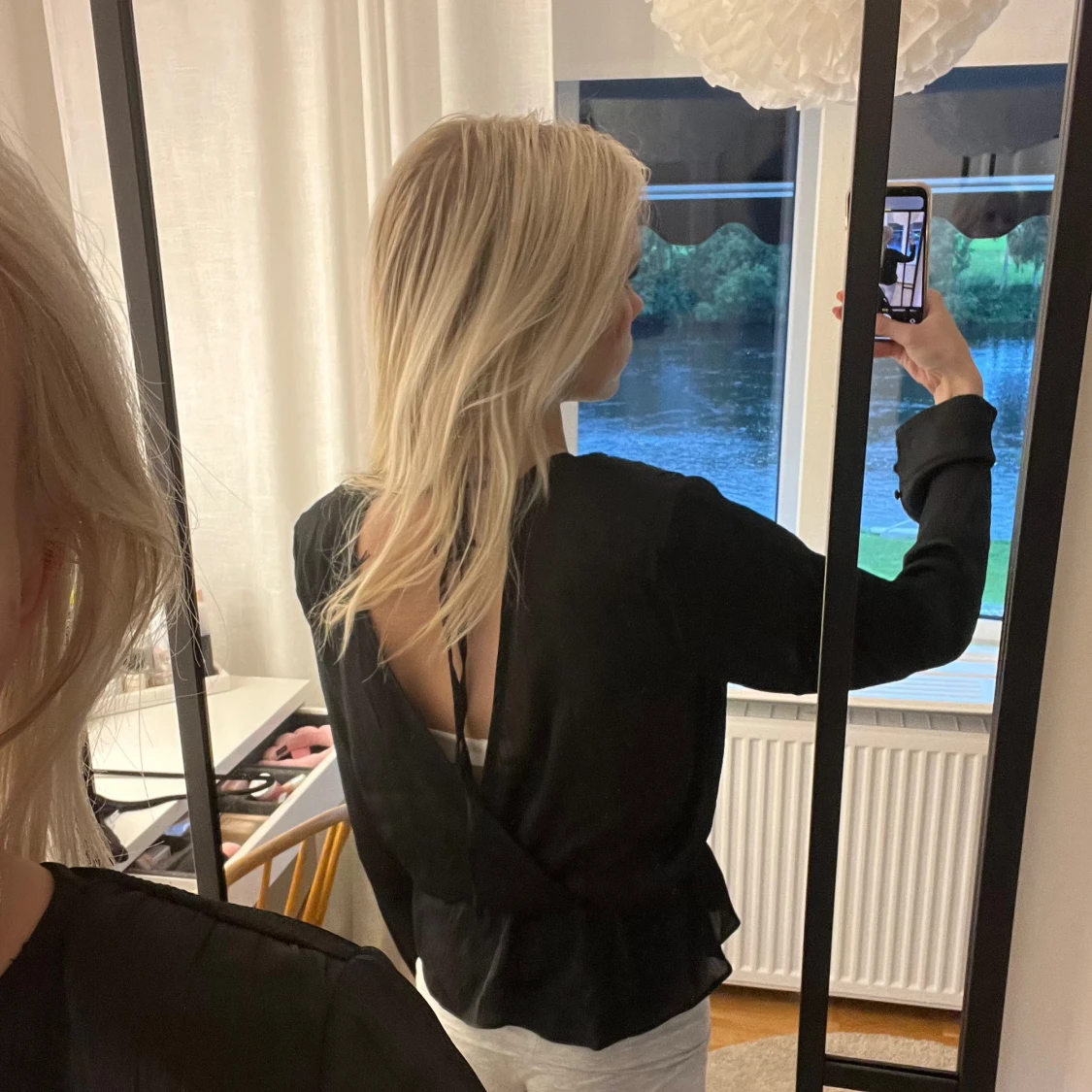 Svart långärmad blus öppen i ryggen