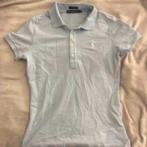 Ljusblå Ralph Lauren - Ralph tröja i tjejmodell. Inga fläckar eller sönder nånstans. Gammal modell skriv privat för fler frågor 💕