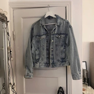 Jeansjacka  - Jeansjacka från hm i en boxig modell! Storlek xs!