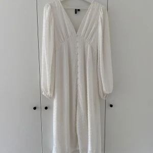 Vit klänning från Vero Moda - Säljer denna fina klänningen från vero moda i storlek s. Är endast använd en gång och är i mycket fink skick. Köparen står för frakt💕
