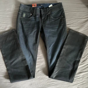 g star raw straight jeans - säljer skit snygga g star raw jeans i rak/straight modell. helt nya men för små för mig, säljer därav. dom är väldigt mörkblå, mörkgrå, nästan svarta!