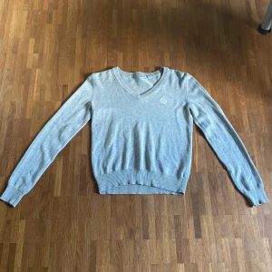 Henri Lloyd tröja  - En stickad Henri Lloyd tröja med v ringning. Det är storlek 2 i amerikansk storlek men passar mig som är xs. Säljer för 400 men k är villig att sänka priset vid en snabb affär 