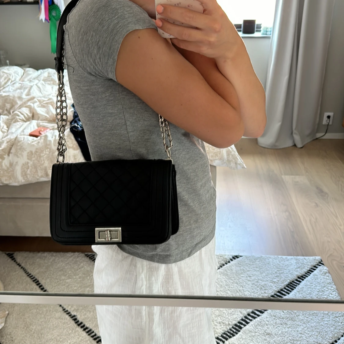 Svart handväska med justerbara band - 90