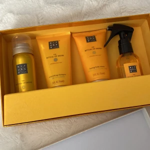 Rituals set gul (oanvänd) - Rituals set i färgen gul. Den är helt oanvänd. Innehåller foaming shower gel sweet orange & cedar wood, nourishing shampoo argan oil & shikakai, body cream sweet orange & cedar wood och home perfume sweet orange & cedar wood.  Nypris är 299kr.