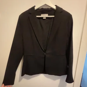 Kavaj figursydd H&M - Kavaj figursydd H&M  ” Onsynlig ” knäppning  