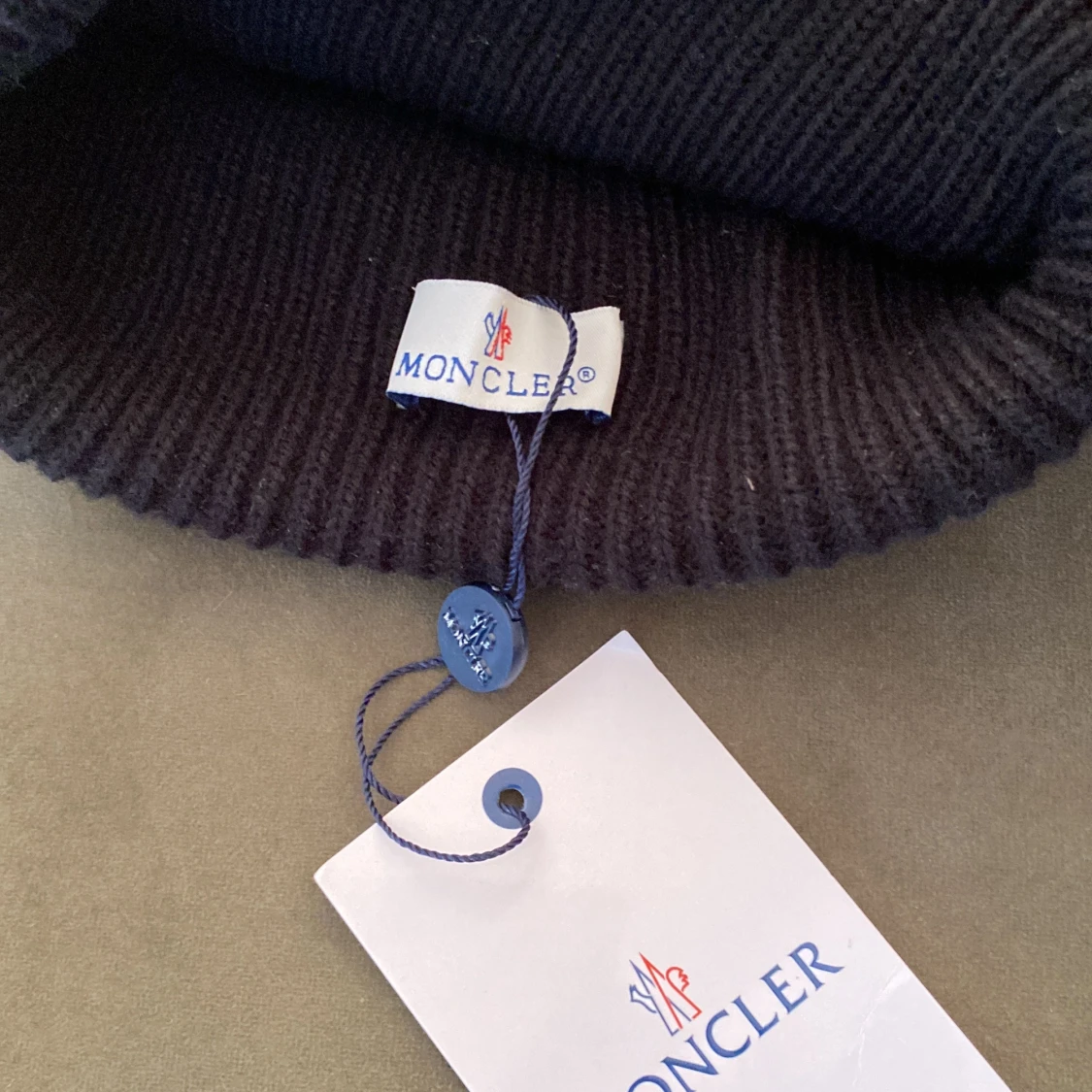Svart moncler mössa - 90