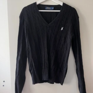 Ralph lauren finstickad tröja  - Ralph lauren finstickad tröja  Något urtvättad, 100% Bomull.  Klassisk modell, bra att ha över skjorta. 