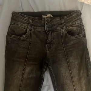 Bershka byxor - Säljer mina byxor från bershka då de inte passar mig längre. De har tyvär fått två uppsprätta hål på baksidan, finns bild på det. Annars är de frf i bra skick💗