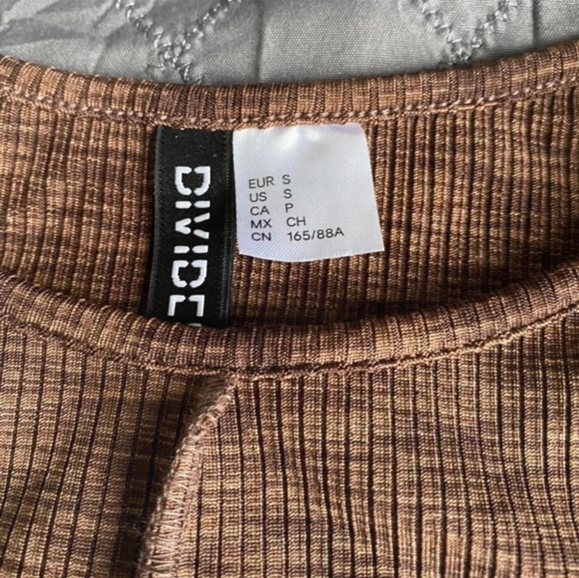 Brun ribbad topp från Divided - 91