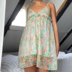 Mini klänning - Kort klänning i mesh liknande material. Lite kortare underklänning så den ej är genomskinlig. Fint skick💚💚