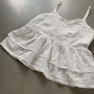 Säljer ett jätte fint vit linne/magtröja🤍 - Jag säljer en jätte fin somrig linne/magtröja för 100 kr! 🤍🥰den har bara använts några gånger