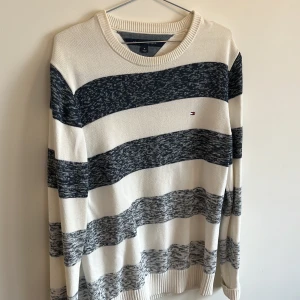 Randig tröja från Tommy Hilfiger - En bekväm och stilren randig tröja från Tommy Hilfiger i storlek M.