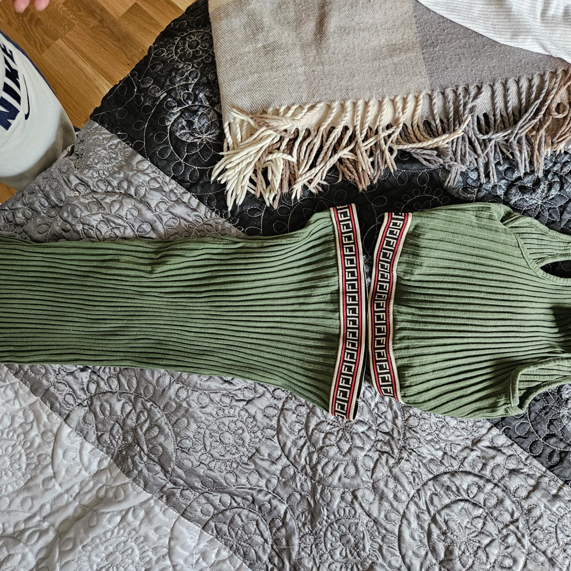 Grön ribbad klänning - 90