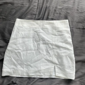 Vit minikjol med dragkedja  - Superfin vit minikjol med dragkedja från HM, strl 32/xxs använd fåtal gånger och är i nyskick🤍