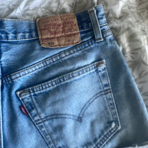 Lågmidjade Levis jeansshorts - Bilderna med shortsen på är lånade av tjejen jag köpte dom av här på Plick, säljer dom pågrund av att dom var lite stora. Storlek 32 men sitter som 28 skulle jag säga. Perfekt skick och inga defekter. Midjemått är 80 cm. Kontakta mig vid fler frågor!