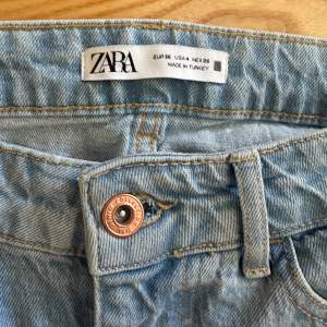 Säljer dessa superfina Zara jeans i storlek 36 för 299kr, då de knappt har blivit använda 🩵Jag köpte dem för 399kr. 