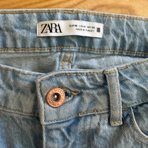 Zara straight jeans  - Säljer dessa superfina Zara jeans i storlek 36 för 150kr, då de knappt har blivit använda 🩵Jag köpte dem för 399kr. 