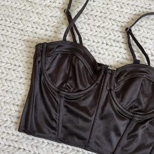 Brun korsett topp - Brun korsett topp. 