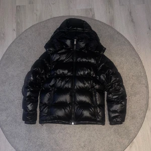 Polo Ralp Lauren Jacka  - Säljer denna skitsnygga jacka från Ralph Lauren som jag tröttnat på och vill bli av med, storleken är S men är mer som M, Använd under 1 vinter bara, Cond är 10/10. Nypris -6000kr mitt pris-💫3250kr 🌟skriv ifall minsta fundering eller fråga 👀