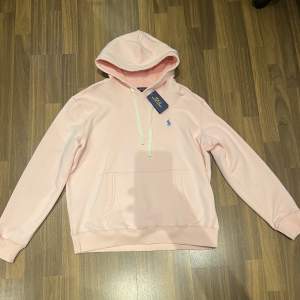 En fin ralph lauren Hoodie i färgen rosa och i väldigt bra skick. 