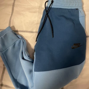 Nike tech byxor - Fina Nike tech byxor. Knappt använda därav inga defekter. Säljer på grund av att de inte passar längre. Skriv gärna om du har frågor eller vill ha fler bilder! Pris går att diskutera om snabbt köp.