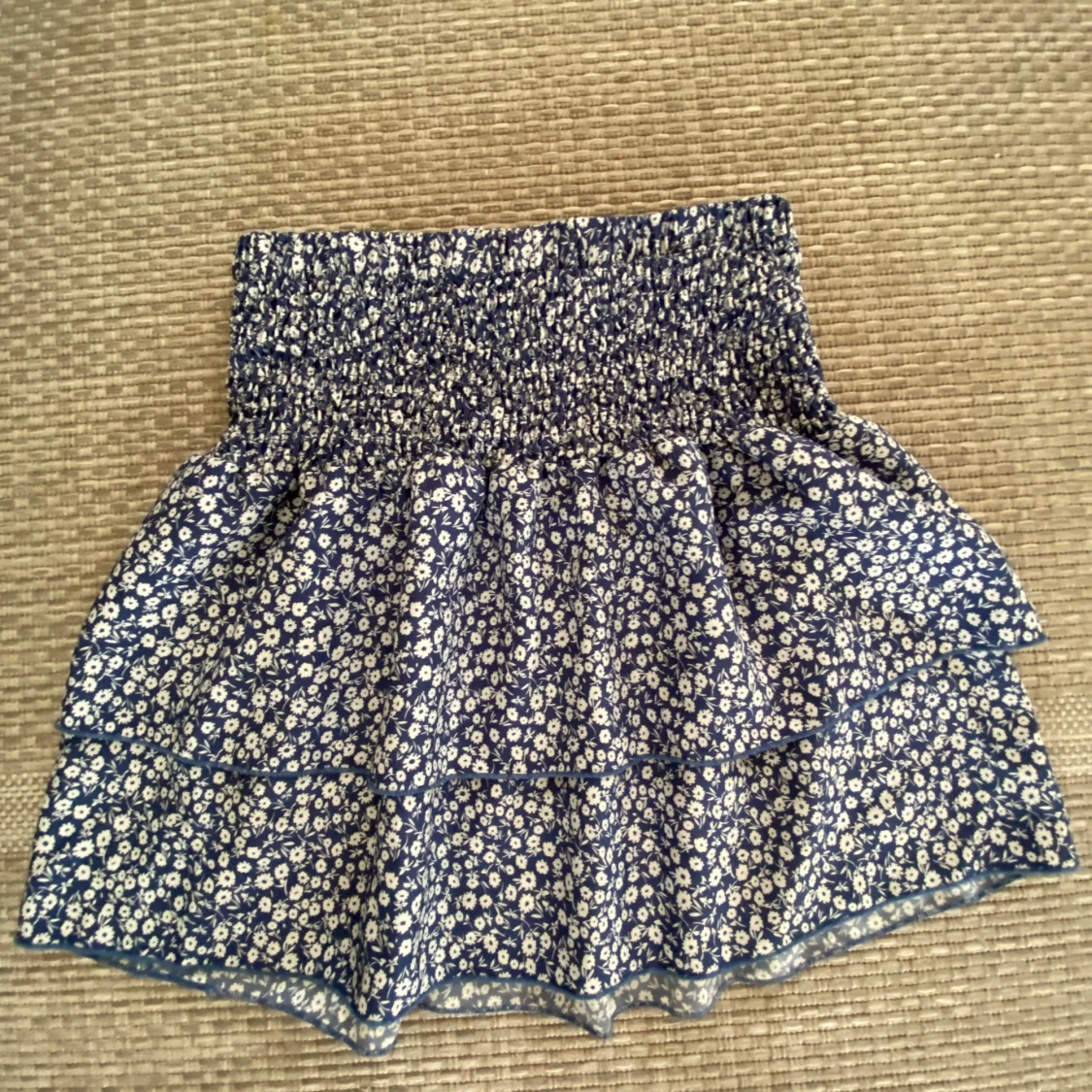 Kort blommig kjol - 90