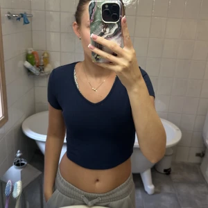 T-shirt - Blå kortare t-shirt som inte kommer till användning längre.