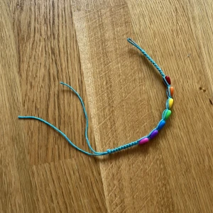 Armband  - Helt oanvänt armband med hjärtan på