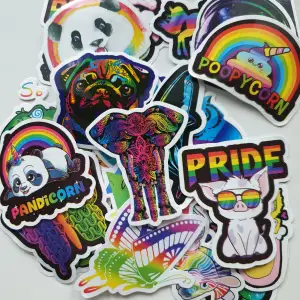 Klistermärken/stickers, Motiv: pride djur, katt, enhörning, panda, fjäril, mm...Antal: 25st Skick: ny/oanvänd, Kul att använda till pyssel, scrapbooking och annat. Kan tex användas till att dekorera din bärbara dator, skateboard, resväska, etc. 