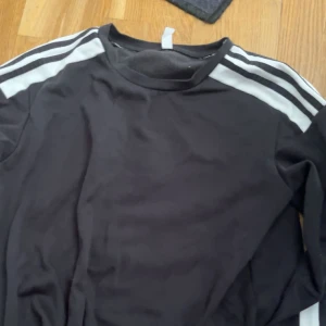 Adidas kofta - Svart och vit Adidas kofta, storlek: M, använd några gånger, skick:9/10