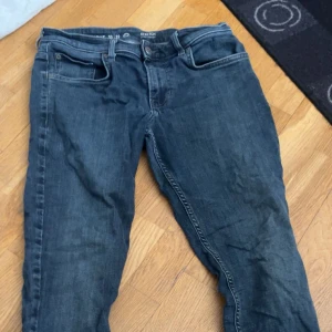 Jeans - Blåa jeans som är ganska slitna, storlek: W:33 L:32, skick 4/10