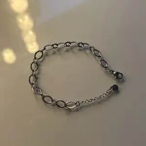 jättefint armband från edblad i silver! säljer då jag övergått till guld och armbandet kommer därför inte längre till användning. original pris 350kr💗