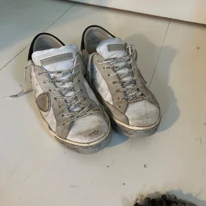 Philip Model Skor - Tja, jag säljer mina Philip Model skor som jag har använt i ca 1 år. Dom är slitna på sulan och haft hål som jag limmade ihop som man kan se på bilden. Saknar också låda mm. Vid frågor så kan ni skicka privat till mig!
