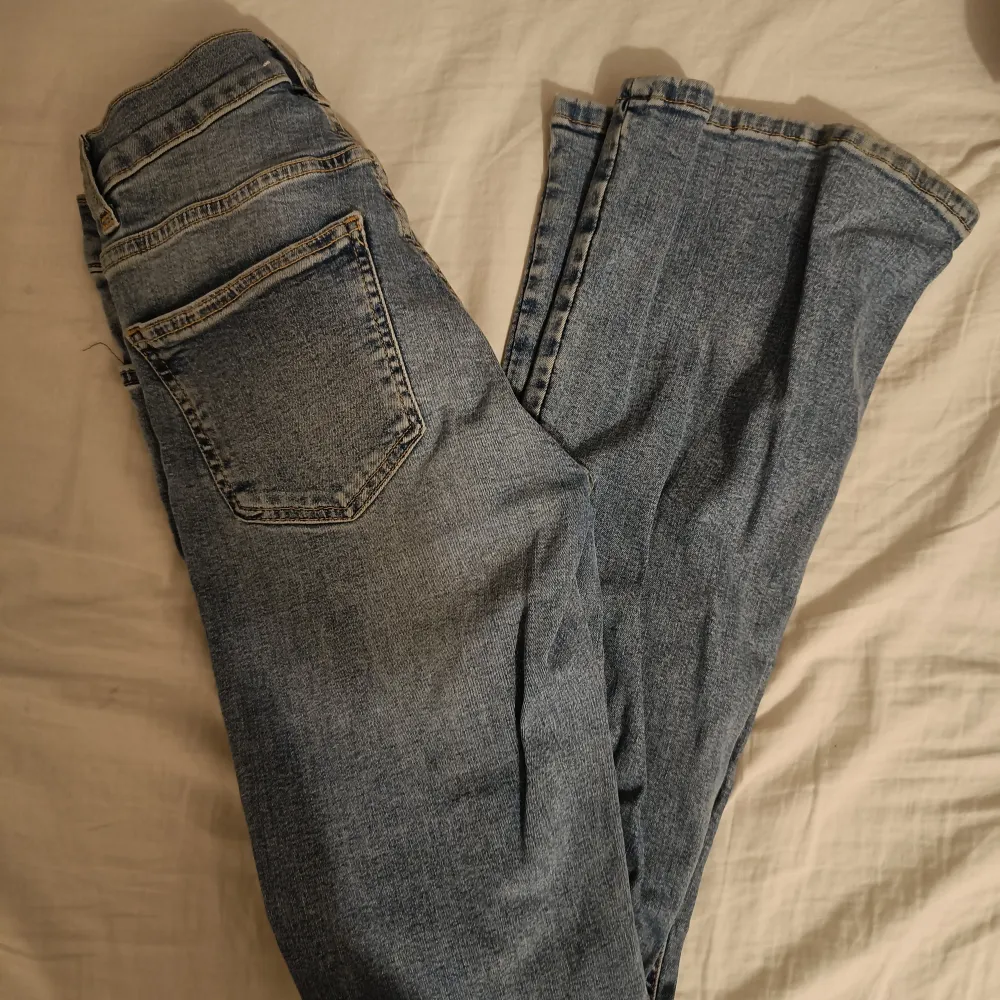 Jätte snygga jeans ifrån Gina Tricot, inga effekter. Storlek 34.🥰köpte för 500kr och är knappt använda. Jeans & Byxor.