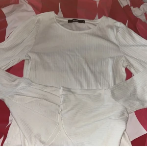 Vit ribbad tröja - En superfin vit tröja med vida armar. Är i storlek S men passar även M. Säljer då jag har för mycket kläder. Köparen står för frakten ❤️