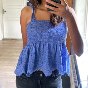 Blå volangtopp från mango  - Blå volangtopp från mango i storlek M🥰 