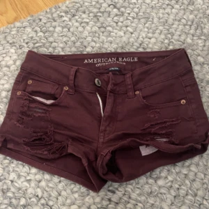 Vinröda shorts  - Säljer dessa snygga shorts!! Står ingen storlek men som nu kan se på lappen så är dem stretchiga, midjemåttet är 37 cm tvärs över❤️