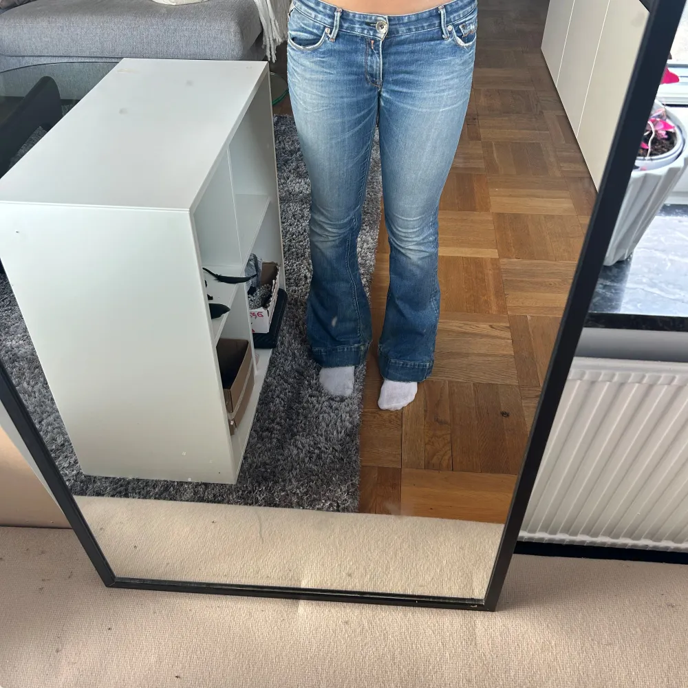 Jätte snygga replay jeans med en del defekter men gör dom egentligen vara snyggare! Lågmidjadr och bootcut! Skriv om ni har några frågor samt bilder på  defekterna!!💋💋. Jeans & Byxor.