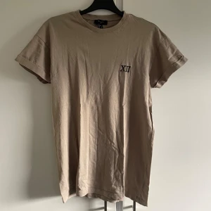 T-shirt  - Beige T-shirt. Bra skick. Storlek xs