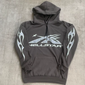 Hellstar hoodie - Säljer en oanvänd Hellstar hoodie eftersom storleken inte passade mig. Storleken är L men är mer som en S  Det är ej äkta Hellstar