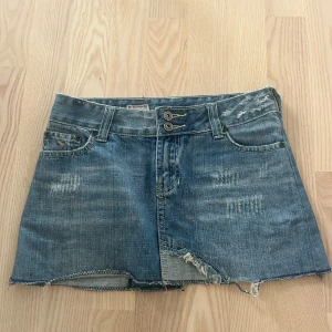 Lådmidjad jeans kjol - Supergullig lågmidjad jeans kjol som är i storlek 2 som är samma som i Xs💕