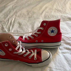converse  - Skit snygg röda convers i storlek 38! De kommer ej till användning och är inprecit använda 2 gånger så väldigt bra skick🩷 skriv för fler bilder eller frågor🩷 pris kan diskuteras privat! 