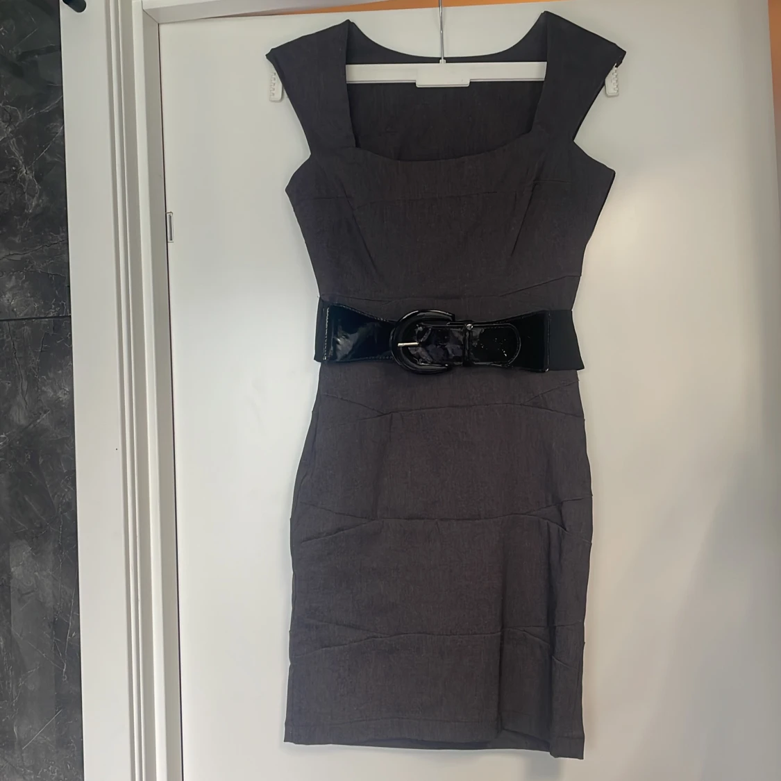 Mörkgrå klänning med bälte
